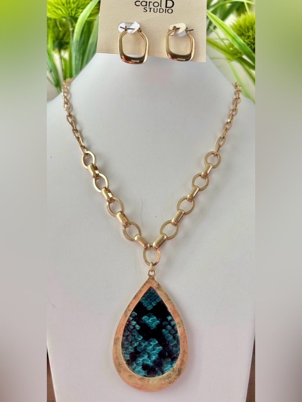 Carol D Studio Teardrop teal & blue snakeskin-like pendant,gold chain,earrings